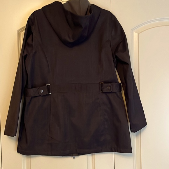 Free Tech rain jacket - Picture 2 of 5